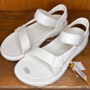 Teva Women’s Hurricane Drift sandal size 9 white